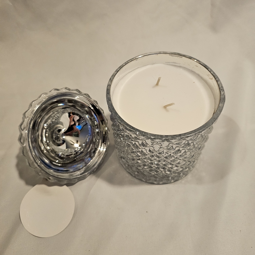 NWT Vanilla Cupcake 2 Wick Candle in a Crystal Glass Jar with Lid - Picture 4 of 5